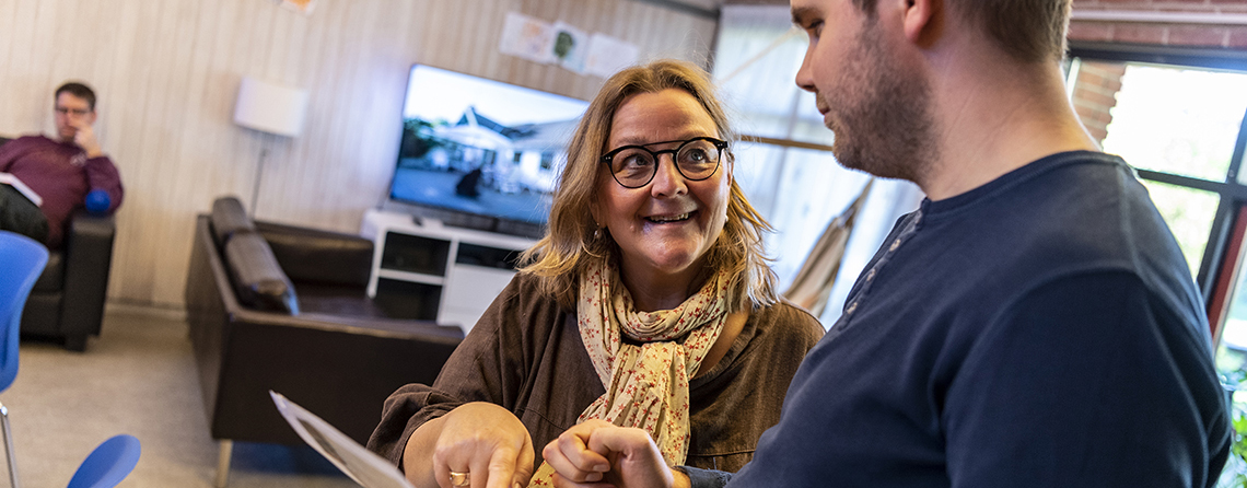 Medarbejdere i samtale over iPad. Foto: Kenneth Jensen.