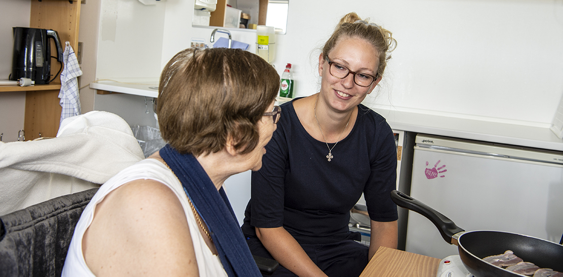Borger og medarbejder på Rehabiliteringsafdelingen. Foto: Kenneth Jensen. Borger og medarbejder på Rehabiliteringsafdelingen. Foto: Kenneth Jensen.