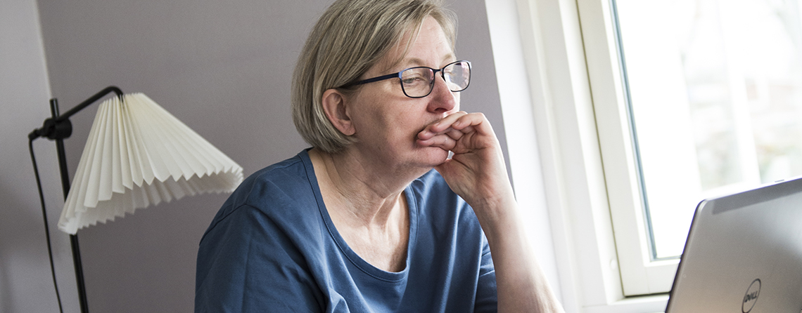 Medarbejder ved PC. Foto: Kenneth Jensen.