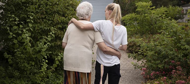 Medarbejder og ældre borger holder om hinanden. Foto: Sofia Busk, Frederikssund Kommune.