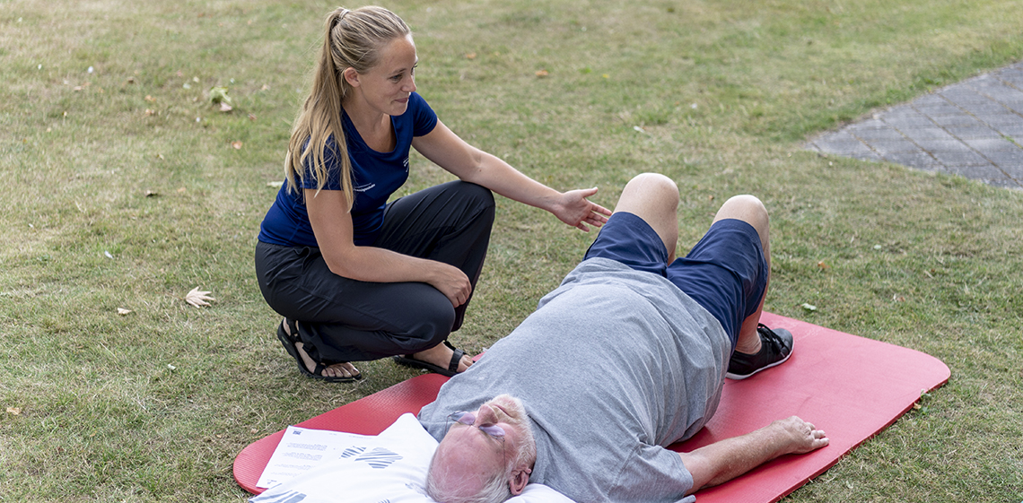 Fysioterapeut instruerer borger i øvelser. Foto: Kenneth Jensen. Fysioterapeut instruerer borger i øvelser. Foto: Kenneth Jensen.