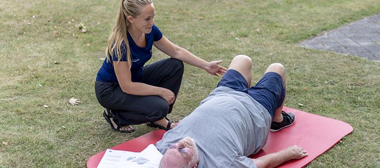 Fysioterapeut instruerer borger i øvelser. Foto: Kenneth Jensen, Frederikssund Kommune.
