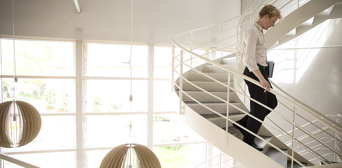 Medarbejder på Frederikssund Rådhus. Foto: Sofia Busk.