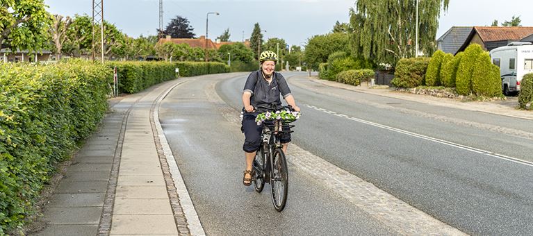 Hjemmehjælper på cykel. Foto: Kenneth Jensen, Frederikssund Kommune.