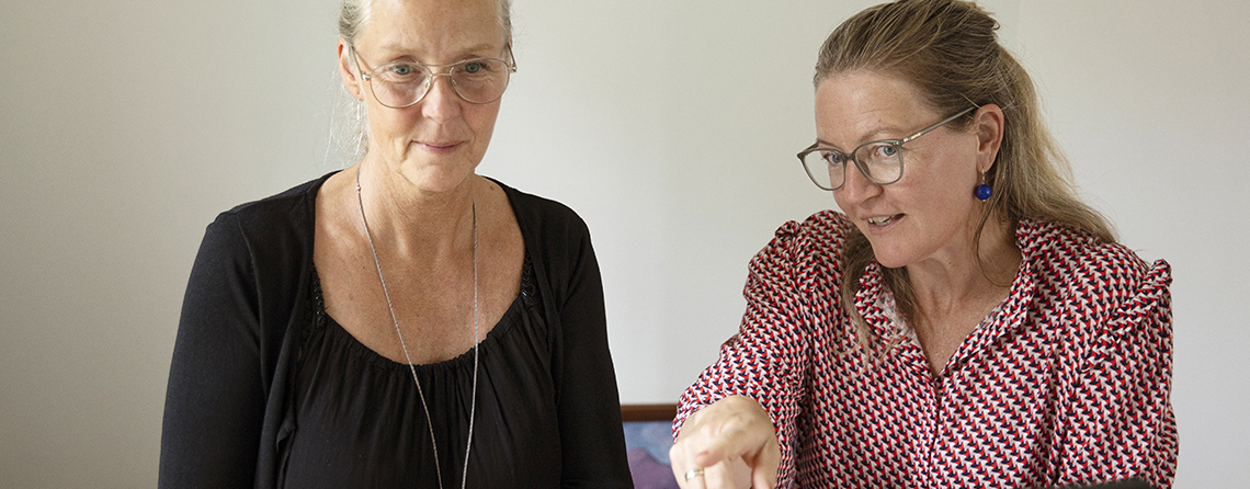 Medarbejdere i samtale ved skærme. Foto: Sofia Busk.
